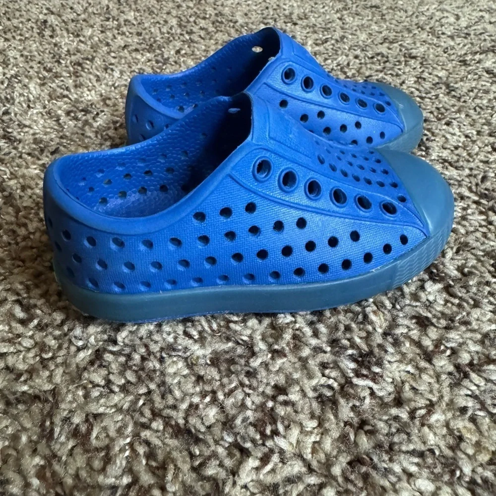 Native Jefferson blue slip on water shoes Size C5